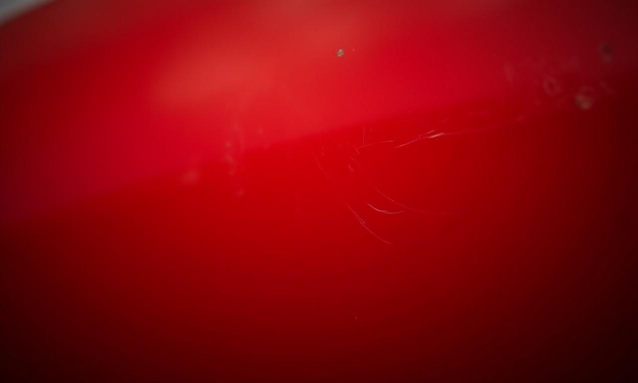 Carrozzeria di un'Alfa Romeo Giulia con evidenti graffi e swirl prima del trattamento.